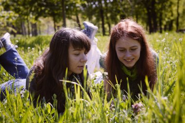 fotoğraf makinesi ile Bahar park'de iki kız