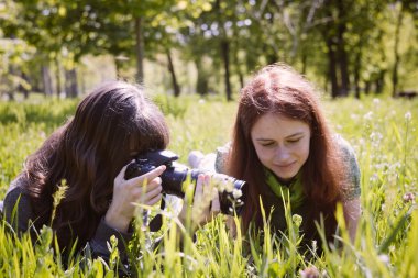 fotoğraf makinesi ile Bahar park'de iki kız