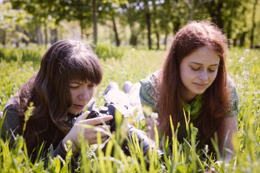 fotoğraf makinesi ile Bahar park'de iki kız