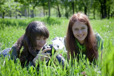 fotoğraf makinesi ile Bahar park'de iki kız