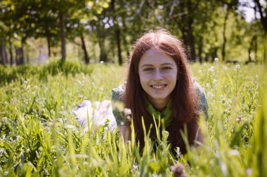 açık havada doğa güzel bahar genç kadının.