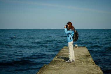 Arkadan görünüşü bir kadın alarak resim