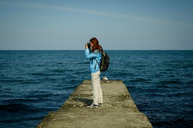 Arkadan görünüşü bir kadın alarak resim