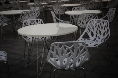 bir açık hava restoranı boş masaları