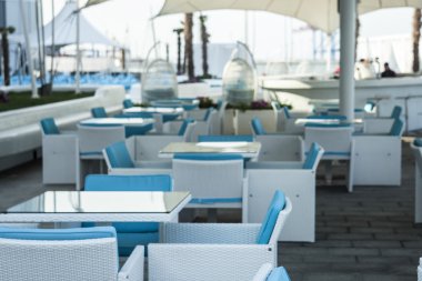 bir açık hava restoranı boş masaları