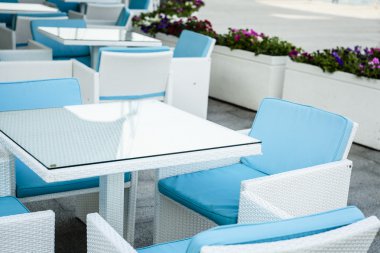 bir açık hava restoranı boş masaları