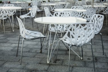 bir açık hava restoranı boş masaları