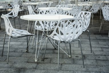 bir açık hava restoranı boş masaları