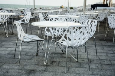 bir açık hava restoranı boş masaları