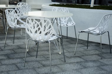 bir açık hava restoranı boş masaları