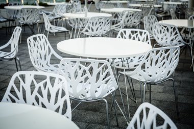 bir açık hava restoranı boş masaları