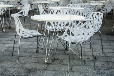 bir açık hava restoranı boş masaları