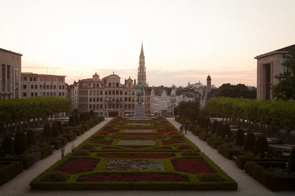 Stadsbilden i Bryssel från Mont des Arts i skymningen — Stockfoto