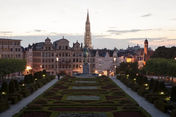 Stadsbilden i Bryssel från Mont des Arts i skymningen — Stockfoto