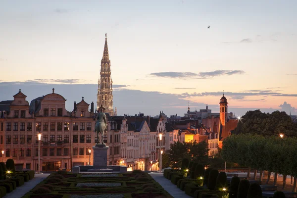 Stadsbilden i Bryssel från Mont des Arts i skymningen — Stockfoto