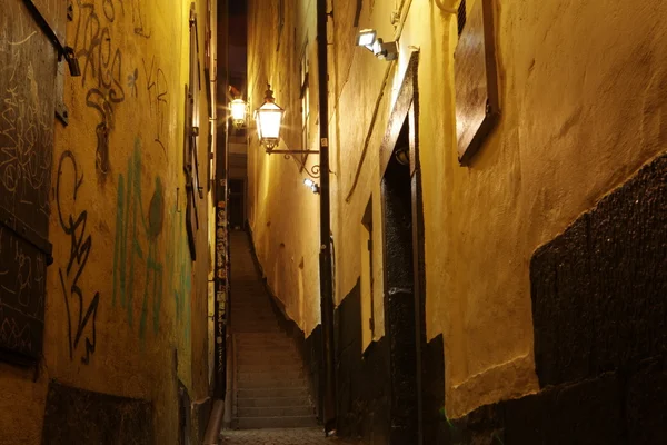 A rua estreita de Gamla Stan - centro velho histórico da cidade de Estocolmo — Fotografia de Stock