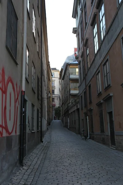 Rua estreita na Cidade Velha (Gamla Stan) de Estocolmo, Suécia — Fotografia de Stock