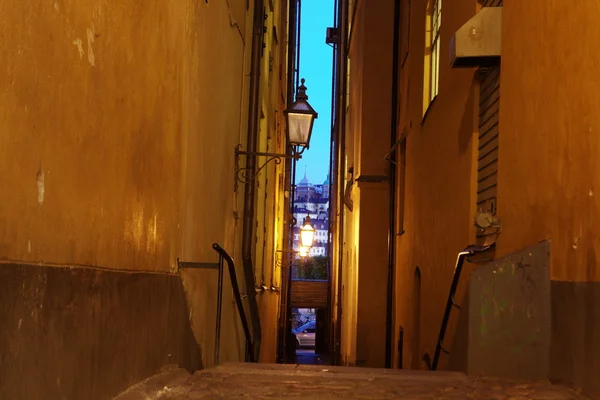 A rua estreita de Gamla Stan - centro velho histórico da cidade de Estocolmo , — Fotografia de Stock