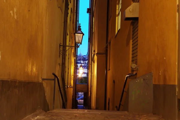 The narrow street of Gamla Stan - historic city old center of Stockholm — Stock Photo, Image