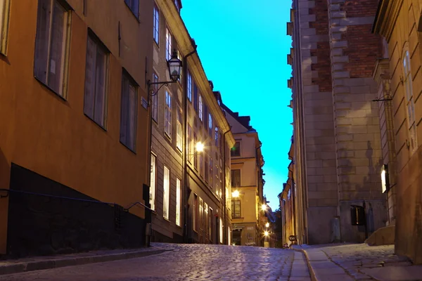 Wąska ulica Gamla Stan - stare centrum starego miasta w Sztokholmie, — Zdjęcie stockowe