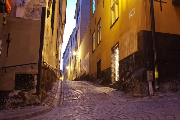 A rua estreita de Gamla Stan - centro velho histórico da cidade de Estocolmo , — Fotografia de Stock