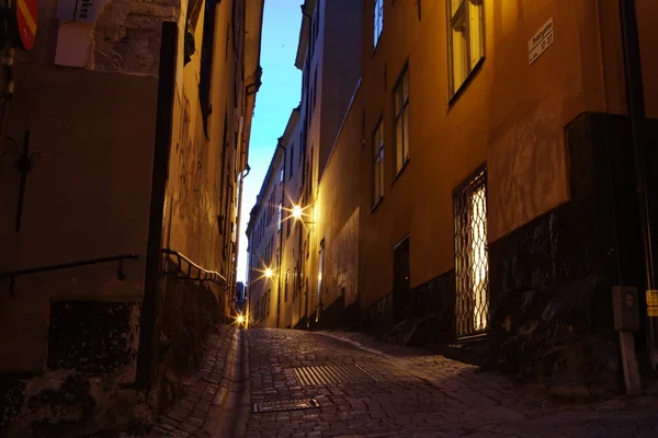 Den smala gatan i Gamla Stan - stadens gamla centrum, Stockholm, — Stockfoto