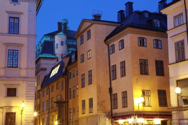 Stockholm eski kasaba geceleri aydınlatılan sokak — Stok fotoğraf