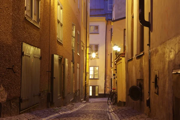 A rua estreita de Gamla Stan - centro velho histórico da cidade de Estocolmo , — Fotografia de Stock