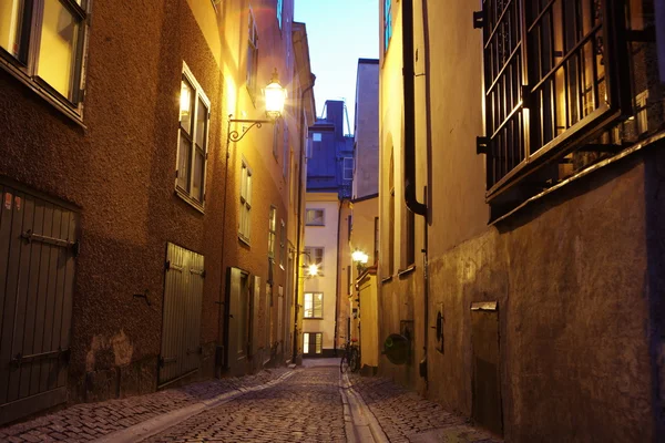 Wąska ulica Gamla Stan - stare centrum starego miasta w Sztokholmie, — Zdjęcie stockowe