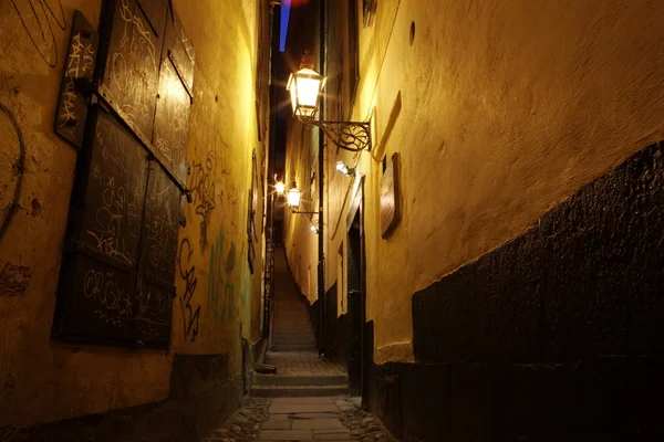 La estrecha calle de Gamla Stan - centro histórico de Estocolmo , — Foto de Stock