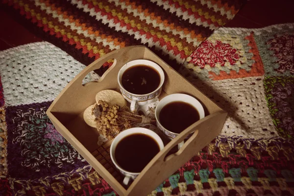 Tazas de café, con flores en un ambiente romántico — Foto de Stock