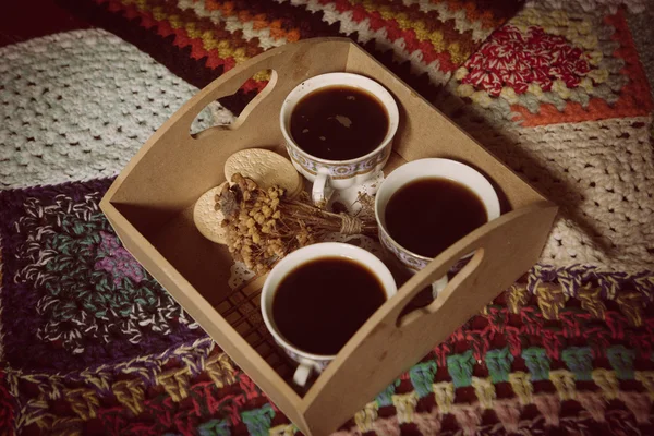 Tazas de café, con flores en un ambiente romántico — Foto de Stock