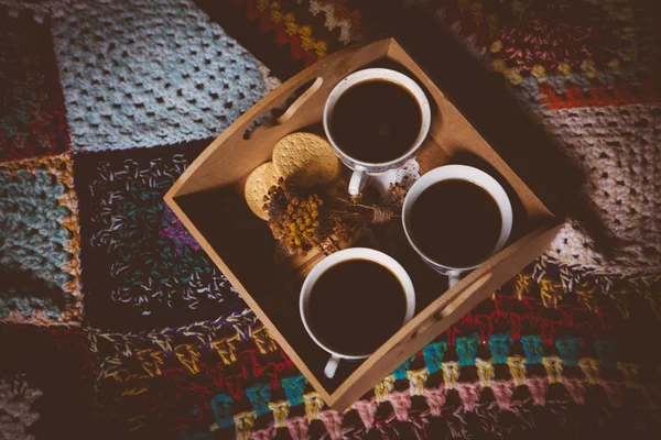 Kaffe koppar, med blommor i romantisk atmosfär — Stockfoto