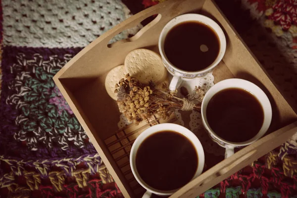 Kaffe koppar, med blommor i romantisk atmosfär — Stockfoto