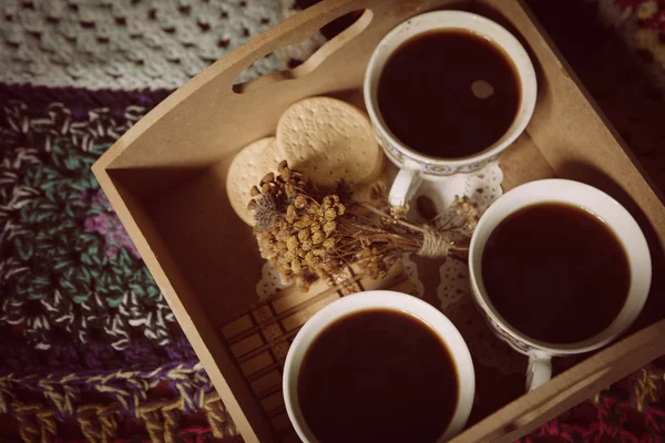 Kaffe koppar, med blommor i romantisk atmosfär — Stockfoto