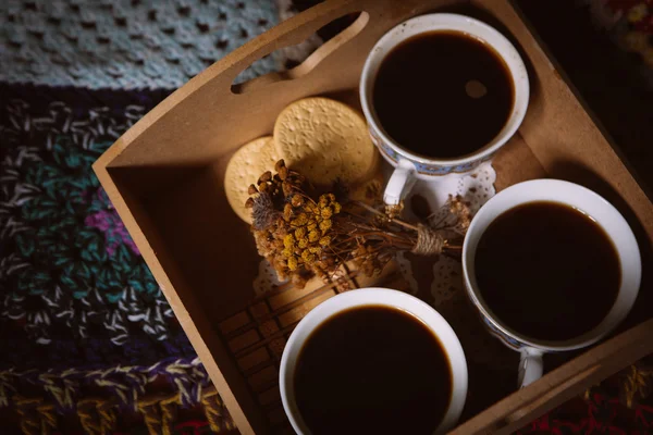 Kaffe koppar, med blommor i romantisk atmosfär — Stockfoto