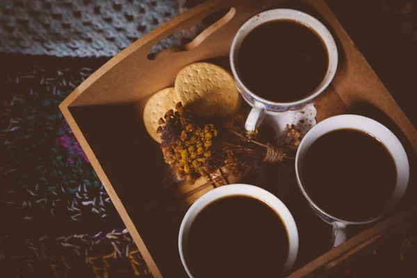 Kaffe koppar, med blommor i romantisk atmosfär — Stockfoto