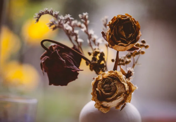 Вінтажний стиль натюрморт з трьома сушеними трояндами і пляшкою — стокове фото