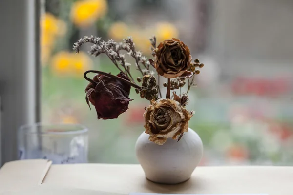 Natura morta in stile vintage con tre rose secche — Foto Stock