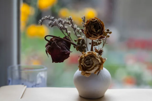 Bodegón estilo vintage con tres rosas secas —  Fotos de Stock