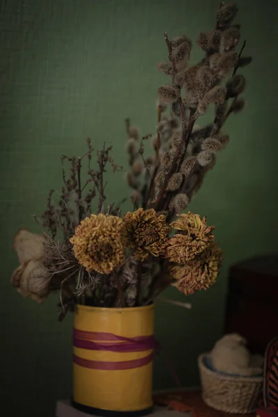 Vintage style still life  with dried flowers on green background — Stock Photo, Image