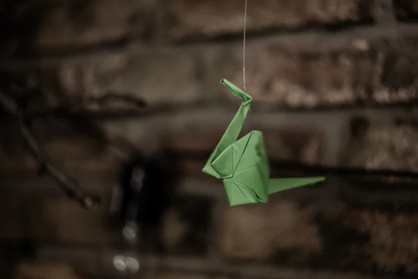 Γερανούς χαρτί origami σε φόντο ξύλινη — Φωτογραφία Αρχείου