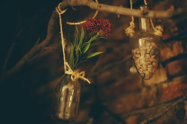 Hängande blomkrukor glas nära väggen — Stockfoto