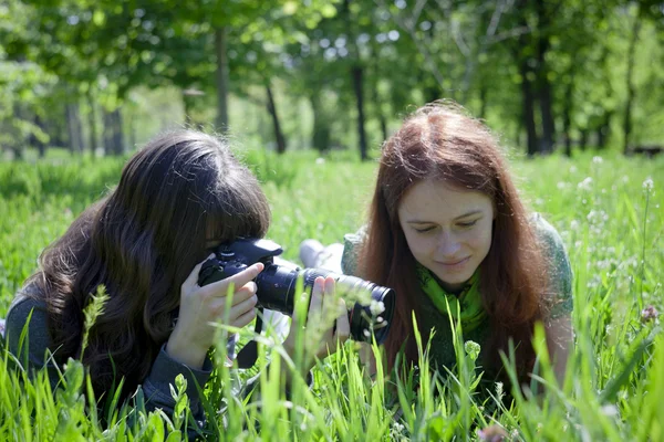 Två tjejer i vår park med fotokamera — Stockfoto