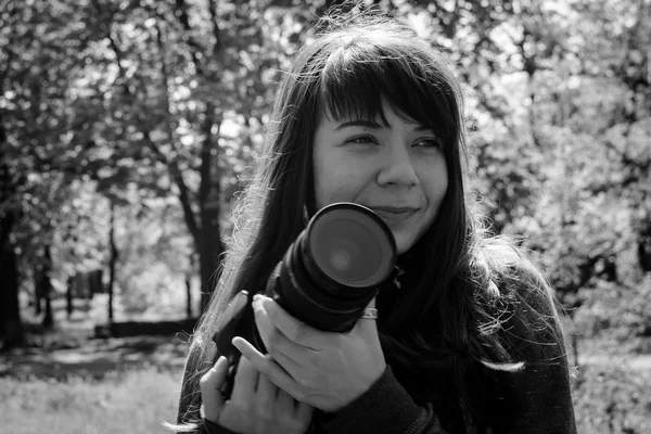 Young woman photographer. — Stock Photo, Image