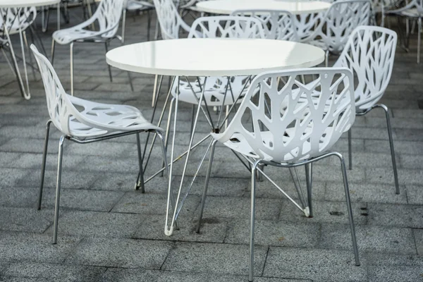 Tables vides dans un restaurant extérieur — Photo