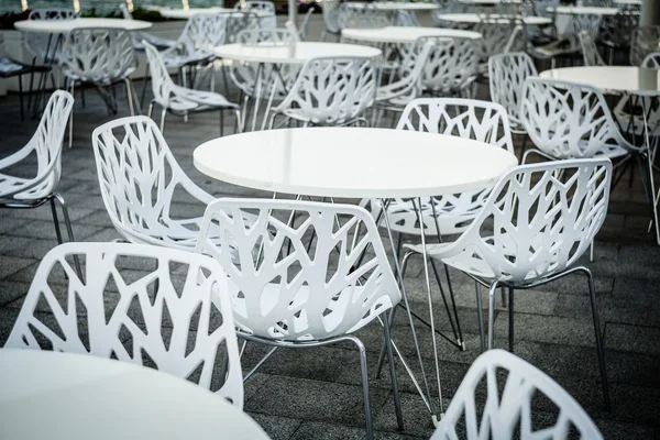 bir açık hava restoranı boş masaları