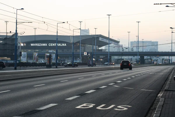 RAILWAY STATION IN WARSAW, POLAND - MAY 5:  A general exterior view of the main Polrail, PKP, train station in Warsaw on May 5, 2015. — Stock Photo, Image