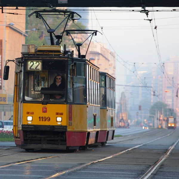WARSAW, POLOGNE - 5 MAI : Transports publics de Varsovie. Vieux tramway le 5 mai 2015, Warshaw, Pologne — Photo