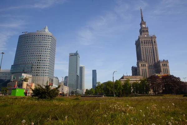 Arquitectura moderna en el centro de Varsovia. Vista de los rascacielos en el centro de oficinas. 5 de mayo de 2015 Varsovia (Warszawa), Polonia . — Foto de Stock